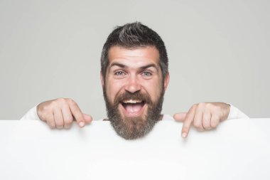 Adam ya da gri arka plan üzerinde sakallı adam.