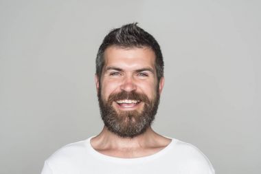 Adam ya da gri arka plan üzerinde sakallı adam.