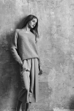 Şık kazaklı, culott sarı saçlı genç ve güzel kız