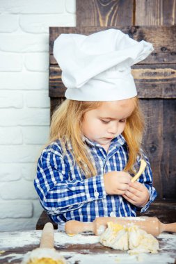 Yürümeye başlayan çocuk chef şapka ve un hamur yoğurma