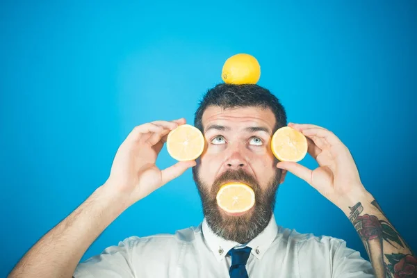 Uzun sakallı limon yemek. — Stok fotoğraf