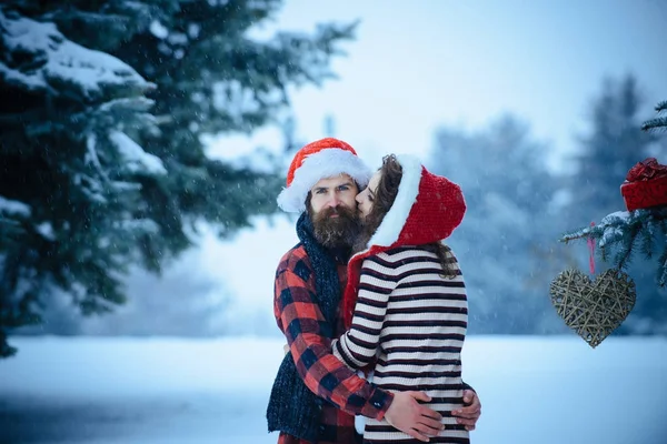 Pareja de Navidad de hombre y mujer felices . — Foto de Stock