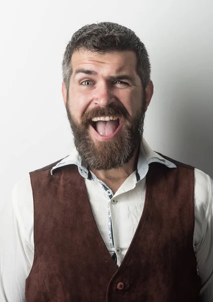 Homme à longue barbe sur le visage heureux — Photo