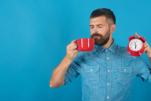 Hipster con taza de leche, tiempo, espacio para copiar —  Fotos de Stock