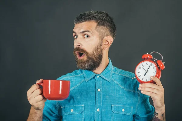 Taza roja con alarma, mañana perfecta . — Foto de Stock