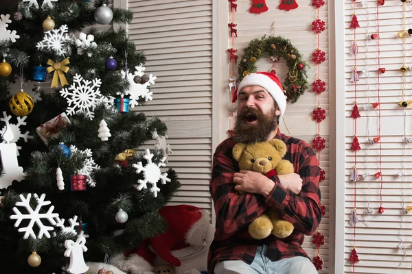 Santa claus muž s dárek a dekorace. — Stock fotografie