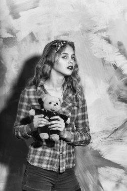 Sevimli ayıcık kırmızı ile güzel kız