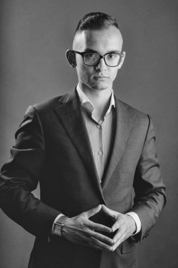 Zarif genç işadamı poz