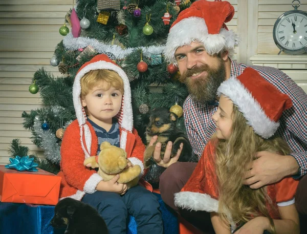 Família feliz comemorar o ano novo e Natal. — Fotografia de Stock