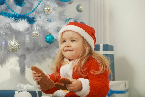 Neujahr kleiner Junge am Weihnachtsbaum. — Stockfoto