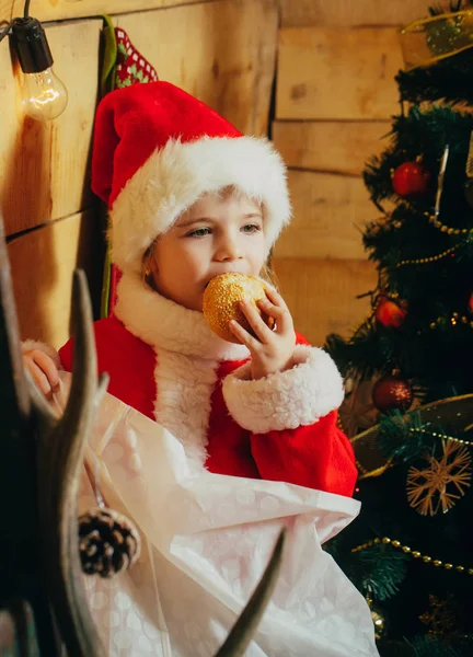 Weihnachtsmann-Kind am Weihnachtsbaum — Stockfoto