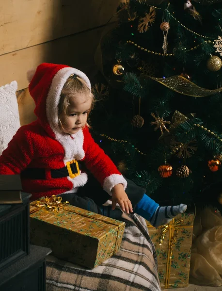 Vánoce šťastné dítě s krabičce. — Stock fotografie
