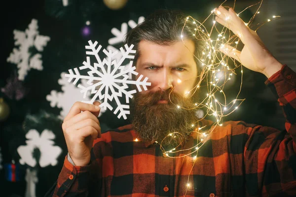 Nieuwjaar man met verlichte draad en sneeuwvlok. — Stockfoto