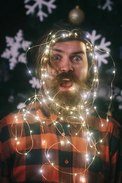 Vánoční věnec na tvář muže s vousem, nový rok — Stock fotografie