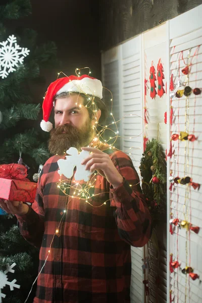 Kerst man met baard op gelukkig gezicht en garland. — Stockfoto