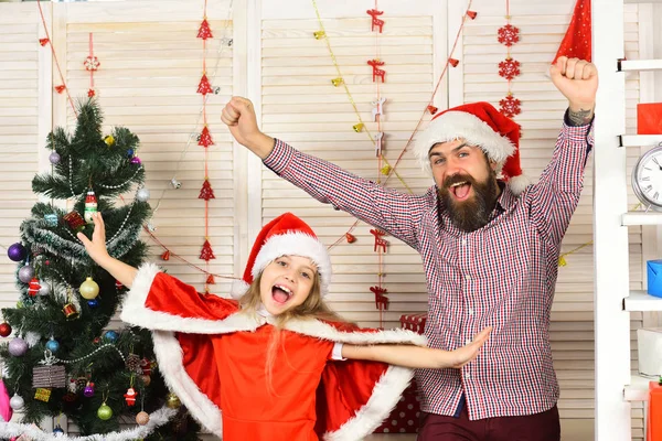 Glad familj firar nyår och jul. — Stockfoto