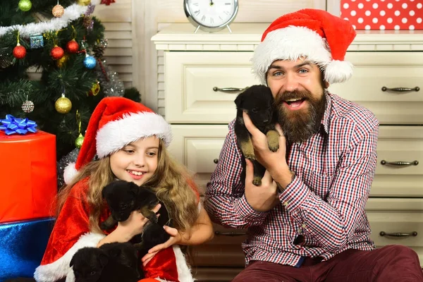 Gelukkig gezin vieren nieuwjaar en kerst. — Stockfoto