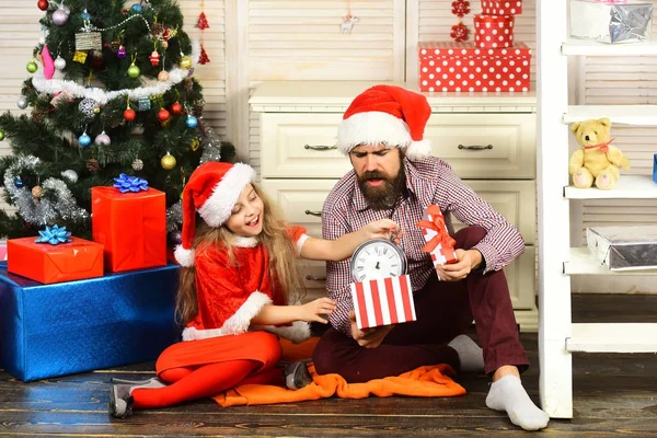 Glad familj firar nyår och jul. — Stockfoto