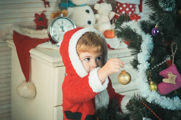 Ano Novo pequeno menino no brinquedo de decoração . — Fotografia de Stock