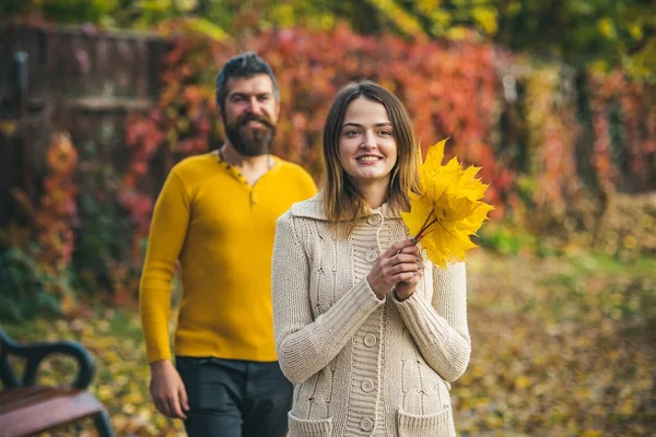 Para zakochana w jesiennym parku. — Zdjęcie stockowe