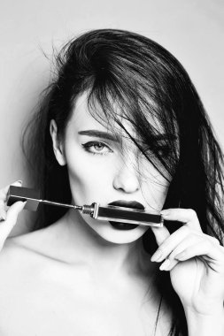 Kırmızı ruj seksi kadın