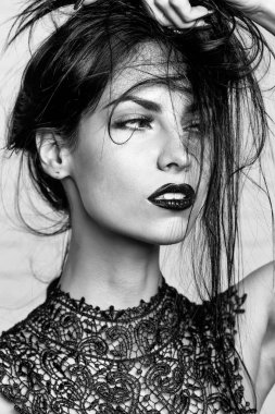 Çok seksi sevimli esmer kız