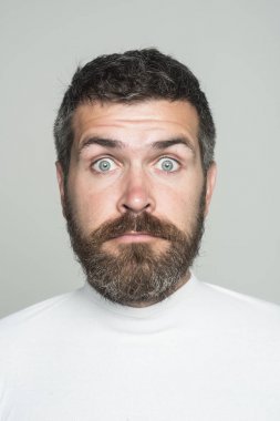 Adam uzun sakal ve bıyık.