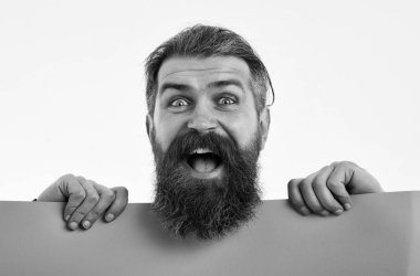 mutlu sakallı adam hipster sarı kağıt üzerinde beyaz izole ile