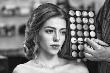 Güzel ve kadın ile makyaj paleti