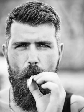 Sakallı adam Sigara İçilmeyen kaşlarını