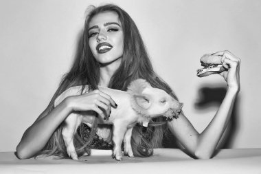 Burger ve pigglet kadın ile