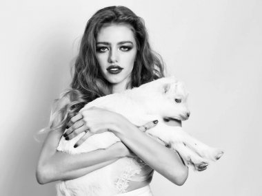 Keçi ile güzel kadın