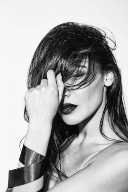 Kırmızı dudaklar, şerit uzun saçlı seksi kadınla