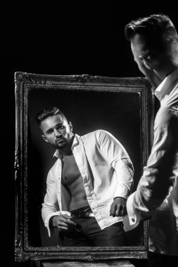 seksi atlet cesedin yanında vintage ayna ile kas maço adam