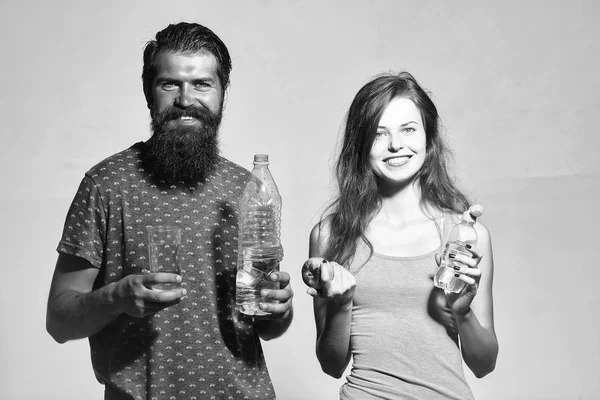 水のボトルと笑顔のカップル — ストック写真