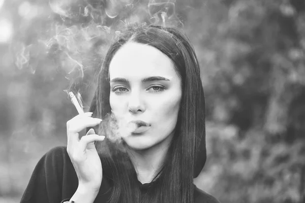 Sexy ragazza bruna fumare sigaretta — Foto Stock