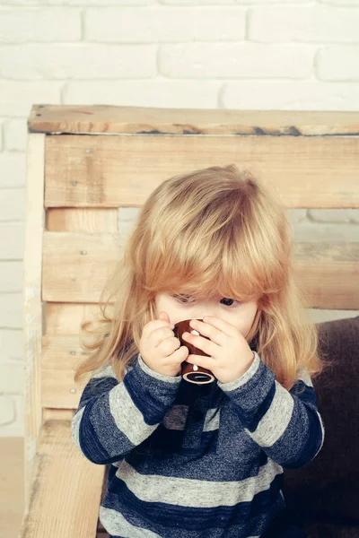 ティーカップからホット チョコレート、ミルクやココアを飲む子供 — ストック写真