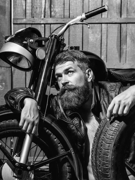 Bebaarde man hipster biker — Stockfoto