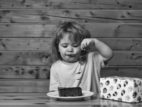 Küçük çocuk meyveli kek yiyor — Stok fotoğraf