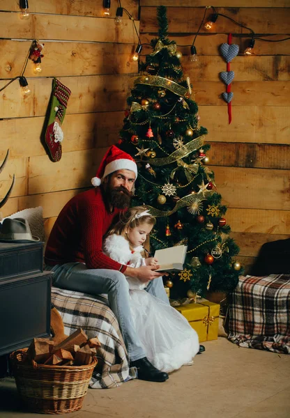 クリスマスの幸せな男と小さい女の子の子は本を読む — ストック写真