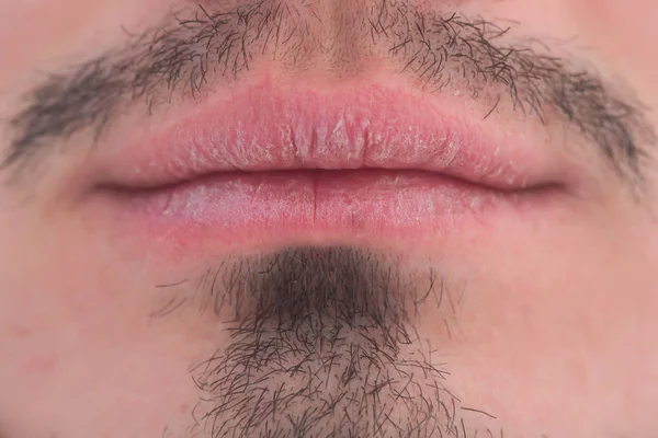 Boca e lábios com bigode e barba no rosto masculino — Fotografia de Stock