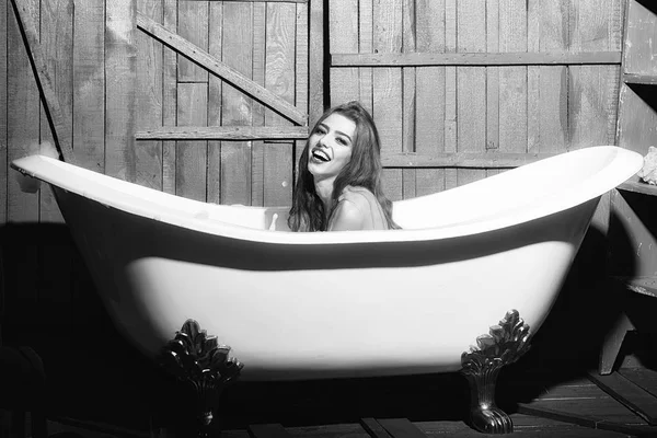 お風呂で女を笑ってください。 — ストック写真