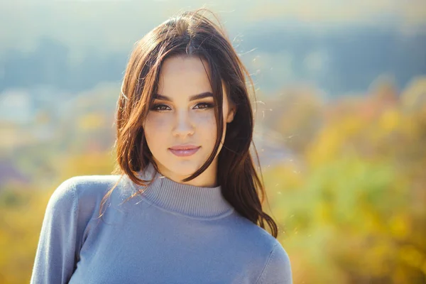 Chica con el pelo largo morena disfrutar de la naturaleza otoño —  Fotos de Stock