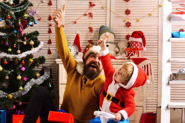 Gelukkig gezin vieren nieuwjaar en kerst. — Stockfoto