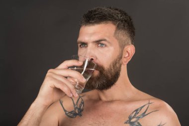 Sakallı yüzü içecek su cam