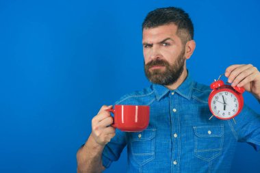 Alarm, mükemmel sabah, kopya alanı ile kırmızı kupa