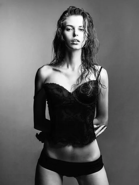 Jolie fille sexy en lingerie érotique — Photo
