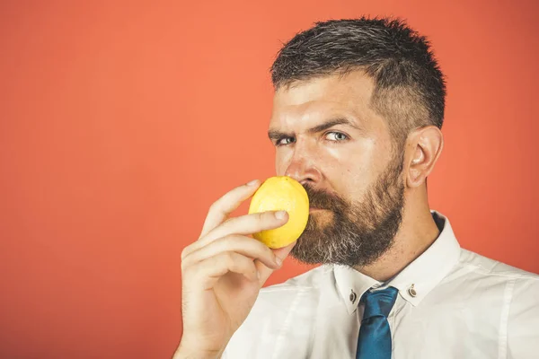 Man med långt skägg luktar citron. — Stockfoto