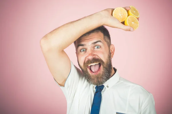 Lycklig man med långt skägg håll citron. — Stockfoto