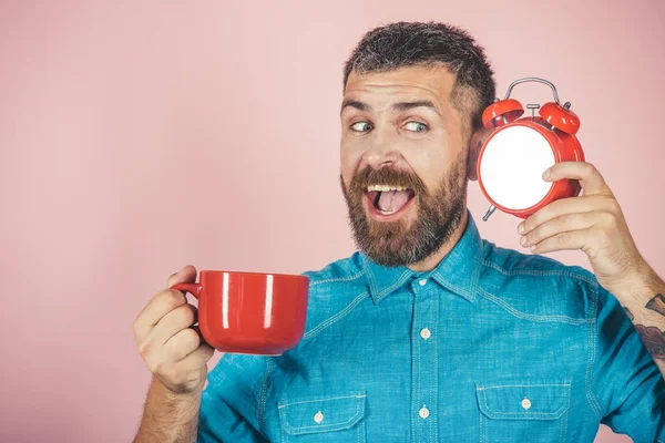 Hombre beber café de la mañana o té con despertador . —  Fotos de Stock